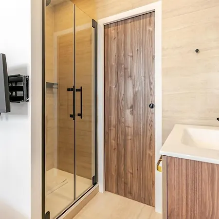 Parisien Ideal Quartier Chic *