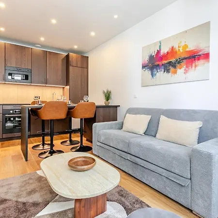 Parisien Ideal Quartier Chic *